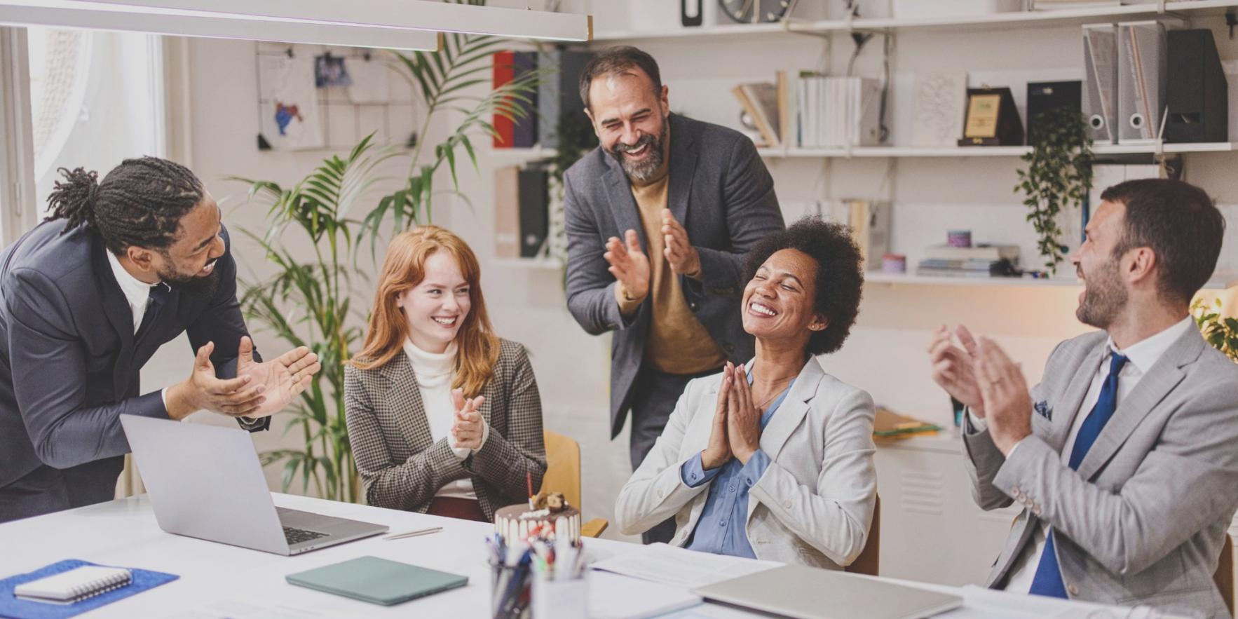 Şirket kuruluşu eğitim programı katılımcıları çalışma ortamında